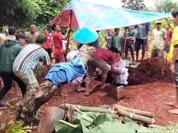 Ibu-Anak Korban Banjir Bandang Pekalongan Dimakamkan Berdampingan