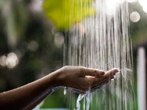 Lebih Baik Mandi Air Dingin atau Air Hangat? Ini Jawaban Berdasarkan Manfaatnya Lebih Baik Mandi Air Dingin atau Air Hangat? Ini Jawaban Berdasarkan Manfaatnya
