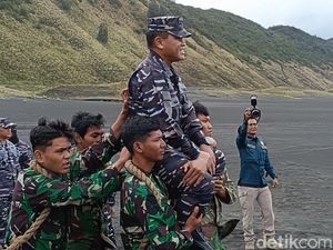 KSAL Pimpin Indoktrinasi Prajurit Komando Korp Marinir ke-173 di Bromo KSAL Pimpin Indoktrinasi Prajurit Komando Korp Marinir ke-173 di Bromo