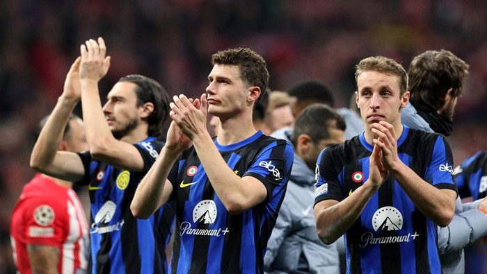 Soccer Football - Champions League - Round of 16 - Second Leg - Atletico Madrid v Inter Milan - Metropolitano, Madrid, Spain - March 13, 2024  Inter Milans Benjamin Pavard and Davide Frattesi look dejected after the match REUTERS/Violeta Santos Moura