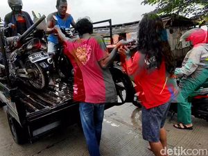 Jalur Alternatif Pati-Rembang Banjir, Warga Buka Jasa Penyeberangan Motor
