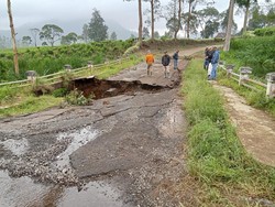 Jembatan Ambles, Akses 3 Kampung di Pangalengan Terputus
