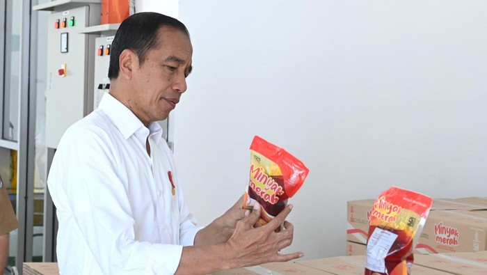 Jokowi meninjau Pabrik Minyak Makan Merah, di Deli Serdang, Sumatera Utara. (Foto: Kris - Biro Pers Sekretariat Presiden)
