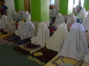 Khusyuk Warga di Aceh Ikut Ibadah Suluk Ramadan Khusyuk Warga di Aceh Ikut Ibadah Suluk Ramadan
