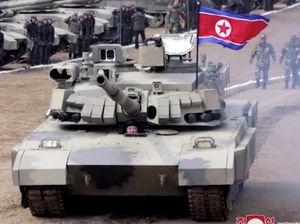 Momen Kim Jong Un Kendarai Tank Tempur Baru Korut