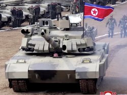 Momen Kim Jong Un Kendarai Tank Tempur Baru Korut