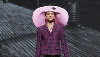 10 Foto Koleksi Chanel Musim Gugur 2024, Terinspirasi Kota Deauville, Prancis