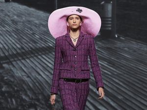 10 Foto Koleksi Chanel Musim Gugur 2024, Terinspirasi Kota Deauville, Prancis 10 Foto Koleksi Chanel Musim Gugur 2024, Terinspirasi Kota Deauville, Prancis