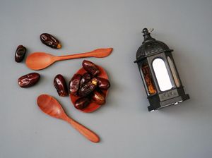 7 Manfaat Makan Kurma Saat Sahur, Dijamin Tidak Lemas Saat Puasa 7 Manfaat Makan Kurma Saat Sahur, Dijamin Tidak Lemas Saat Puasa