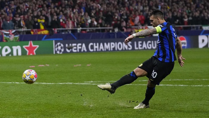 Inter Milans Lautaro Martinez misses in the penalty shootout during the Champions League, round of 16, second leg soccer match between Atletico Madrid and Inter Milan at the Metropolitano stadium in Madrid, Spain, Wednesday, March 13, 2024. Atletico Madrid won 3-2 in a penalty shootout. (AP Photo/Manu Fernandez)