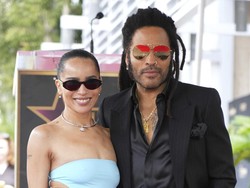 Kocak, Zoe Kravitz Roasting Gaya Lenny Kravitz yang Suka Pakai Baju Transparan