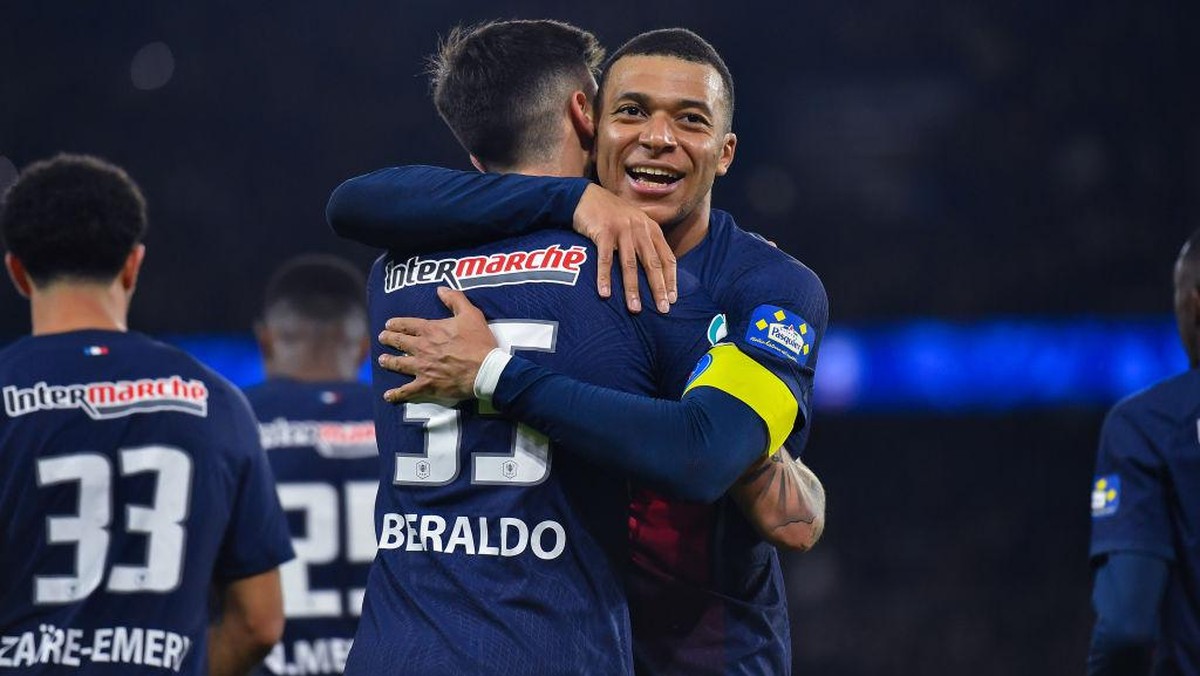Mbappe (kanan) memeluk Beraldo yang mencetak gol ketiga PSG ke gawang Nice. Foto: Getty Images/Franco Arland