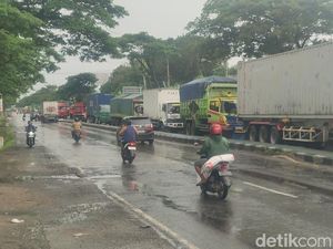 Curhat Sopir Terjebak Macet Pantura Demak Imbas Banjir: Tak Sahur-Rugi Solar Curhat Sopir Terjebak Macet Pantura Demak Imbas Banjir: Tak Sahur-Rugi Solar