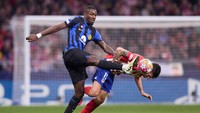 Thuram sendiri terus berusaha lepas dari kawalan Savic untuk menguasai bola. Adu fisik di antara mereka acapkali terjadi. Foto: DeFodi Images via Getty Images/DeFodi Images