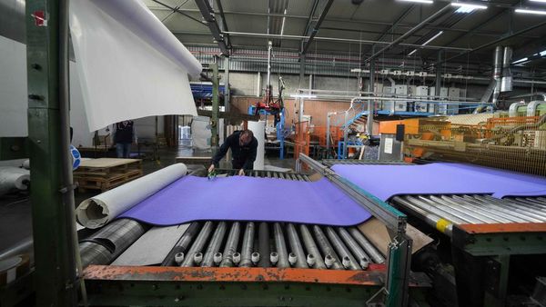 Melihat Pembuatan Lintasan Atletik untuk Olimpiade Paris 2024