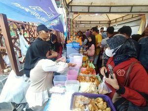 Pasar Ramadan Masjid Raya Baiturrahmah Diserbu Para Pemburu Takjil Pasar Ramadan Masjid Raya Baiturrahmah Diserbu Para Pemburu Takjil