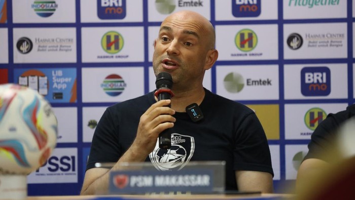 Pelatih PSM Makassar Bernardo Tavares dalam sesi konferensi pers jelang lawan Barito Putera.