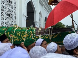 Lautan Manusia di Pemakaman Habib Hasan bin Jafar Assegaf
