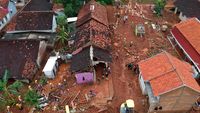 Penampakan Banjir Bandang Hanyutkan 2 Rumah di Pekalongan