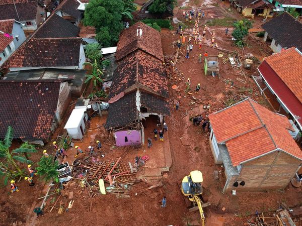 Penampakan Banjir Bandang Hanyutkan 2 Rumah di Pekalongan