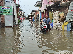 Warga Semarang Sambat Kebanjiran: Sudah Pemilu, Tak Ada Caleg Beri Bantuan Warga Semarang Sambat Kebanjiran: Sudah Pemilu, Tak Ada Caleg Beri Bantuan