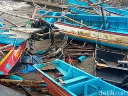 Gelombang Tinggi Rusak Puluhan Perahu Nelayan di Jayanti Cianjur