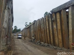 Hati-hati! Tiang Penyangga Tanjakan Bangangah Pandeglang Lagi Diperbaiki