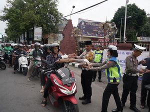Ramadan Berkah, Polisi di Kota Mojokerto Berbagi Takjil ke Pengguna Jalan Ramadan Berkah, Polisi di Kota Mojokerto Berbagi Takjil ke Pengguna Jalan