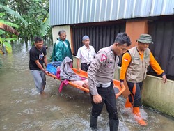 Banjir di Kudus, Ibu Baru Lahiran-Lansia Dievakuasi gegara Rumah Terendam