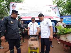 Pj Gubernur Sulsel Serahkan Alat Perajang Pisang Bantu Pelaku UMKM Bone
