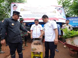 Pj Gubernur Sulsel Serahkan Alat Perajang Pisang Bantu Pelaku UMKM Bone