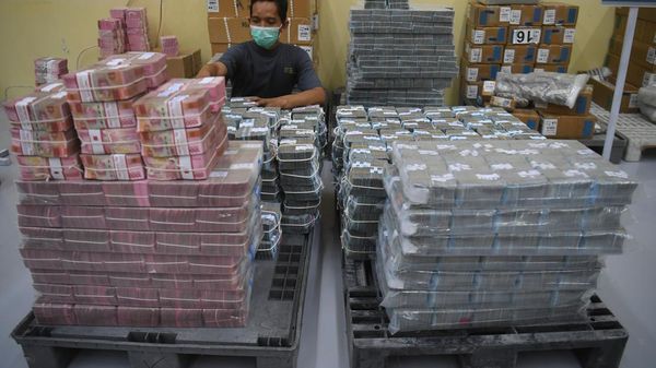 Pernah Lihat Tumpukan Uang buat Lebaran? Begini Penampakannya