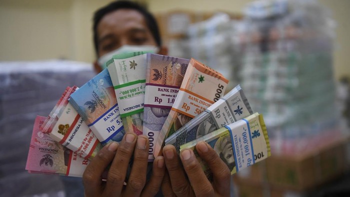Petugas menata duit tunai di BNI Cash Center, Jakarta, Kamis (14/3/2024). Bank Indonesia (BI) merencanakan duit tunai selama Ramadhan dan Idul Fitri 2024 sebanyak Rp197,6 triliun atau naik 4,65 persen ketimbang realisasi pada tahun lalu. ANTARA FOTO/Akbar Nugroho Gumay/nym.
