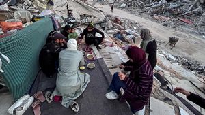 Potret Pilu Warga Gaza Berbuka Puasa di Antara Puing-puing Bangunan