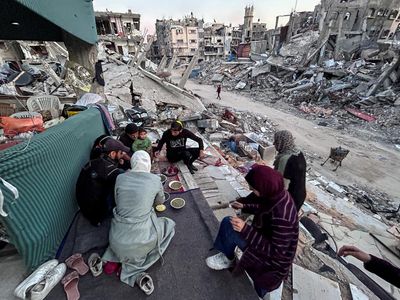 Potret Pilu Warga Gaza Berbuka Puasa di Antara Puing-puing Bangunan