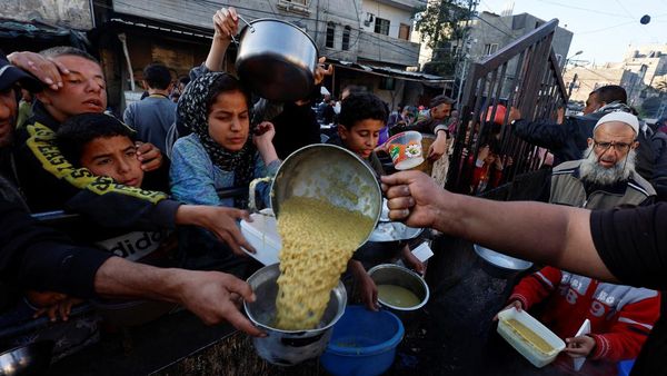Potret Kelaparan Menghantui Palestina, Warga Berebut Makanan di Rafah