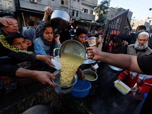 Potret Kelaparan Menghantui Palestina, Warga Berebut Makanan di Rafah