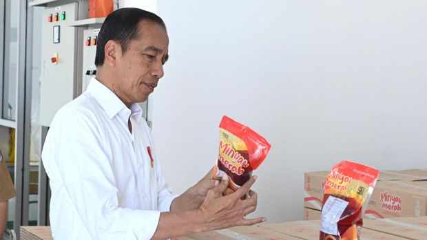 Presiden Joko Widodo saat peresmian pabrik minyak goreng merah di Deli Serdang, Sumatera Utara, Kamis (14/3/2024). (Kris - Biro Pers Sekretariat Presiden)