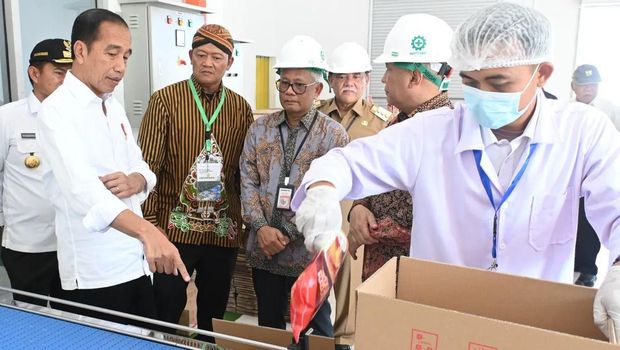 Presiden Jokowi meresmikan pabrik minyak makan merah