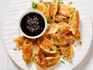 Resep Gyoza Ayam dan Sayuran Goreng Air yang Renyah Gurih Resep Gyoza Ayam dan Sayuran Goreng Air yang Renyah Gurih