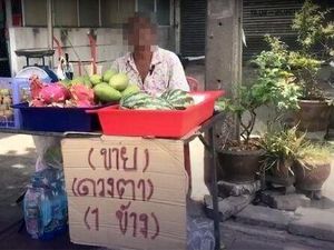 Sedih! Penjual Buah Ini Tawarkan Bola Matanya untuk Lunasi Hutang