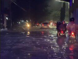 Semarang Dikepung Banjir, Ganggu Jalur Pantura-Perjalanan KA