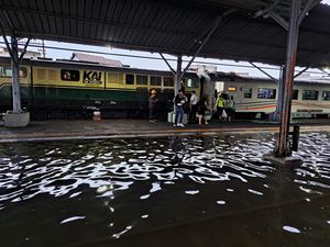 Stasiun Tawang Semarang Kebanjiran, Penumpang Dialihkan ke Poncol Stasiun Tawang Semarang Kebanjiran, Penumpang Dialihkan ke Poncol