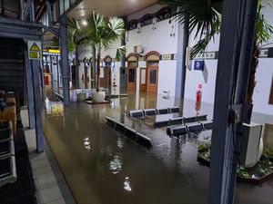 4 Perjalanan KA Dibatalkan-14 KA Memutar Via Selatan Imbas Banjir Semarang 4 Perjalanan KA Dibatalkan-14 KA Memutar Via Selatan Imbas Banjir Semarang