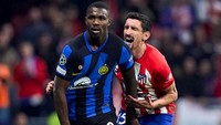 Ini salah satu respons Thuram di bawah kawalan Savic: Thuram meremas kemaluan Savic! Foto: Getty Images/Diego Souto
