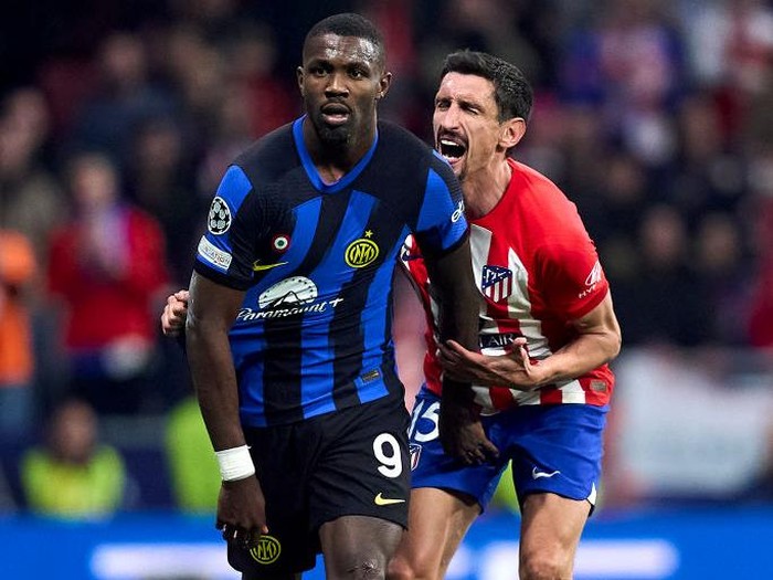 MADRID, SPAIN - MARCH 13: Stefan Savic of Atletico de Madrid battles for the ball with Marcus Thuram FC Internazionale during the UEFA Champions League 2023/24 round of 16 second leg match between Atletico Madrid and FC Internazionale at Civitas Metropolitano Stadium on March 13, 2024 in Madrid, Spain. (Photo by Diego Souto/Getty Images)