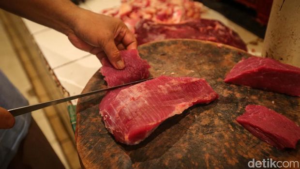 Sejumlah pedagang daging sapi di Pasar Kebayoran Lama tengah melayani pembeli, Jakarta, Kamis (14/3/2024).