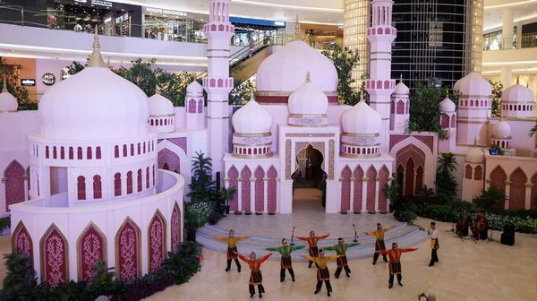 Tarian Saman dan Replika Masjid Semarakan Ramadan di Pusat Perbelanjaan