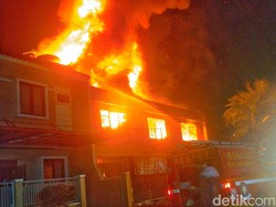 Toko Baju di Karawang Ludes Dilalap Api