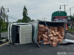 Truk Boks Muatan Minuman Kemasan Terguling di Jalan Jogja-Solo